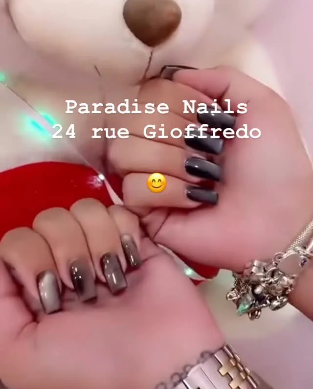 Ongles carrés chromés gris anthracite à finition miroir.