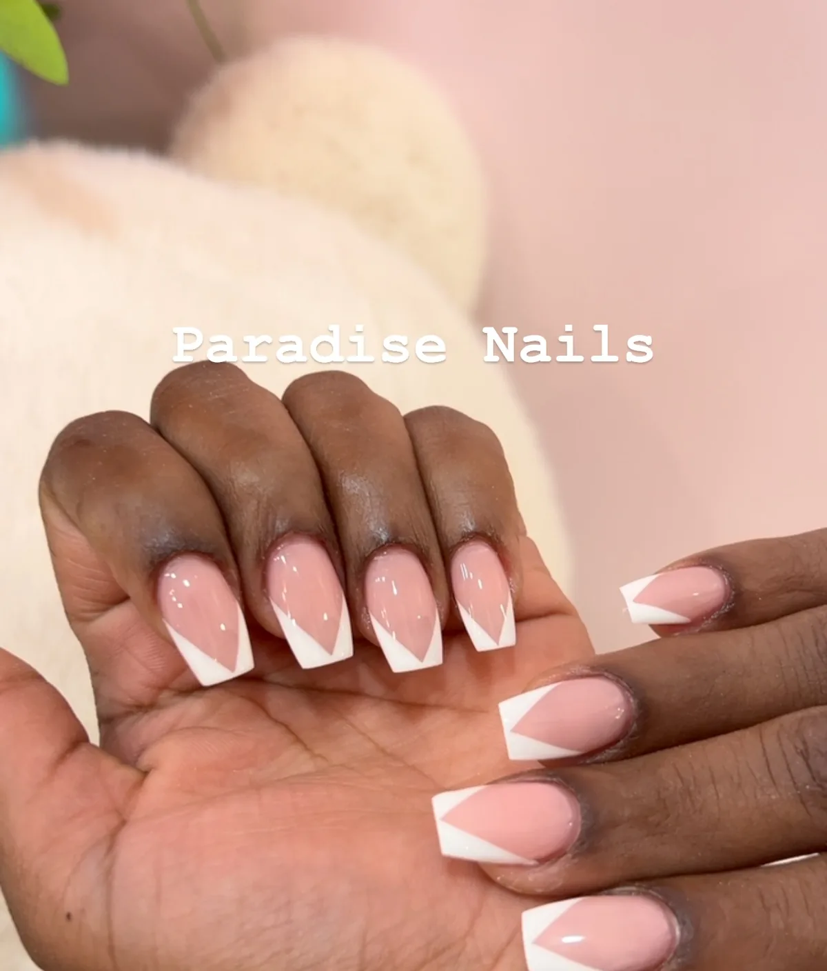 Deux mains aux ongles carrés longs, french blanche nette sur base rosée.