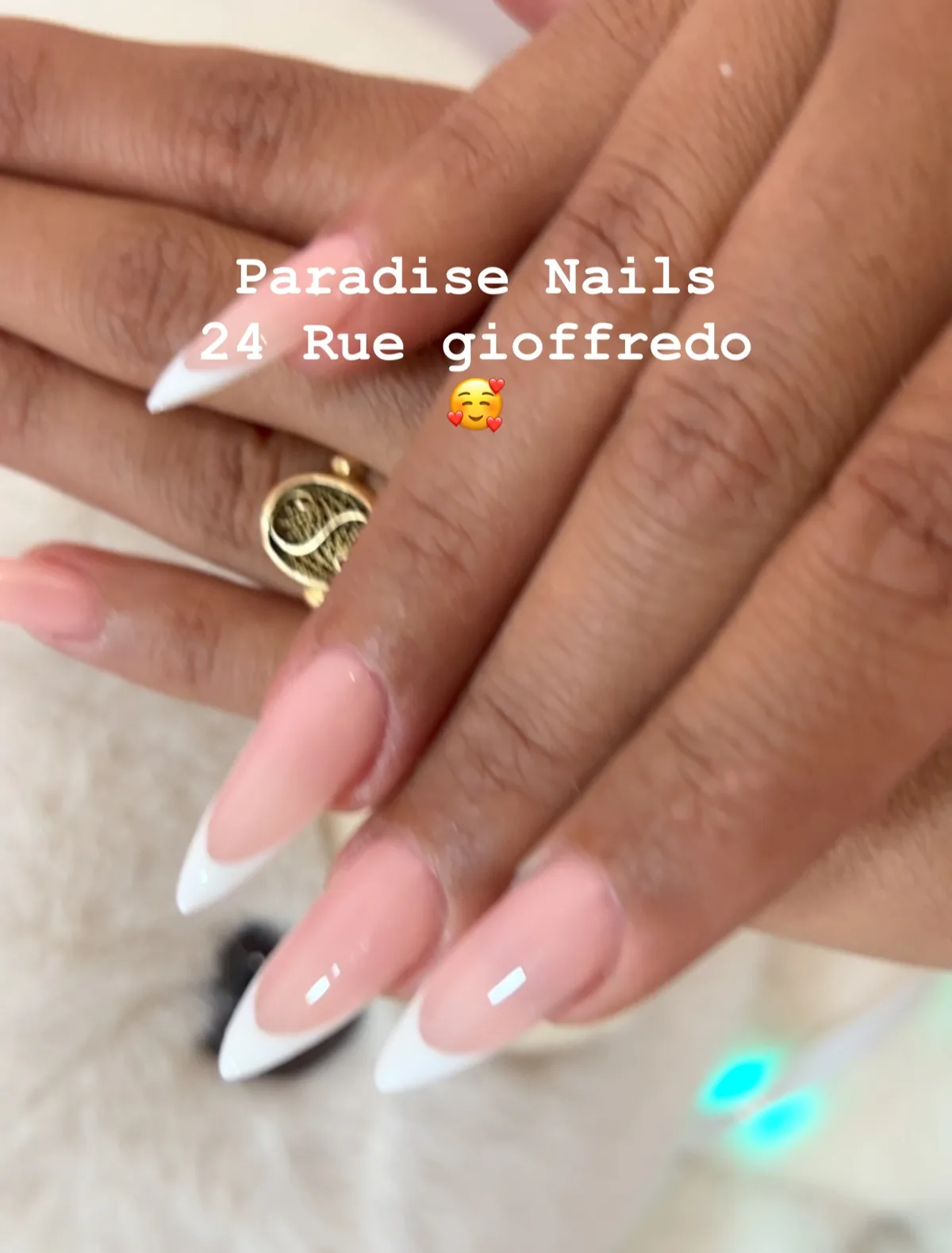 Ongles stiletto en french blanche sur base rosée, main baguée.